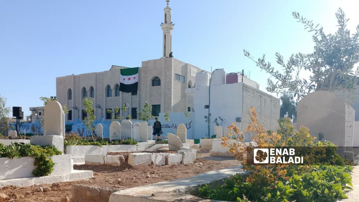 مقبرة الشهداء في داريا، ضمت أكثر من 500 ضحية موثقة قتلها نظام الأسد في مجزرة داريا الكبرى عام 2012، 30 آب 2025 (/ عمر علاء الدين)