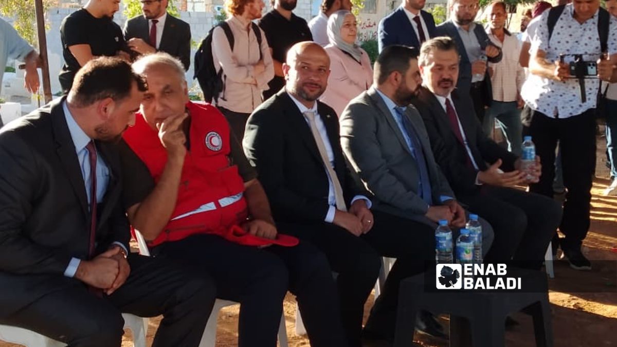 وزير الطوارئ والكوارث، رائد الصالح، على يمينه رئيس الهيئة الوطينة للمفقودين، وعلى يساره رئيس منظمة الهلال الأحمر خلال إحياء فعالية اليوم الدولي للمفقودين في داريا 30 من آب 2025 (عمر علاء الدين)