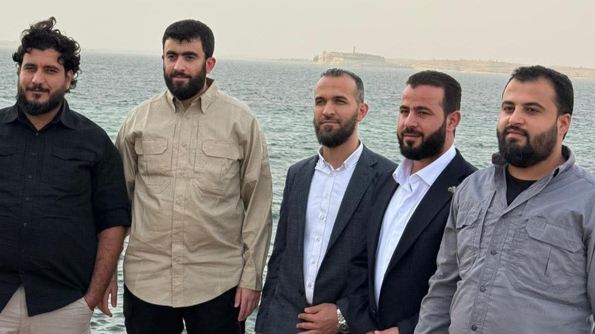 وفد من وزارة الداخلية يزور مدينة الطبقة لعقد اجتماع مع "قسد" - 20 تشرين الأول 2025 (إكس)
