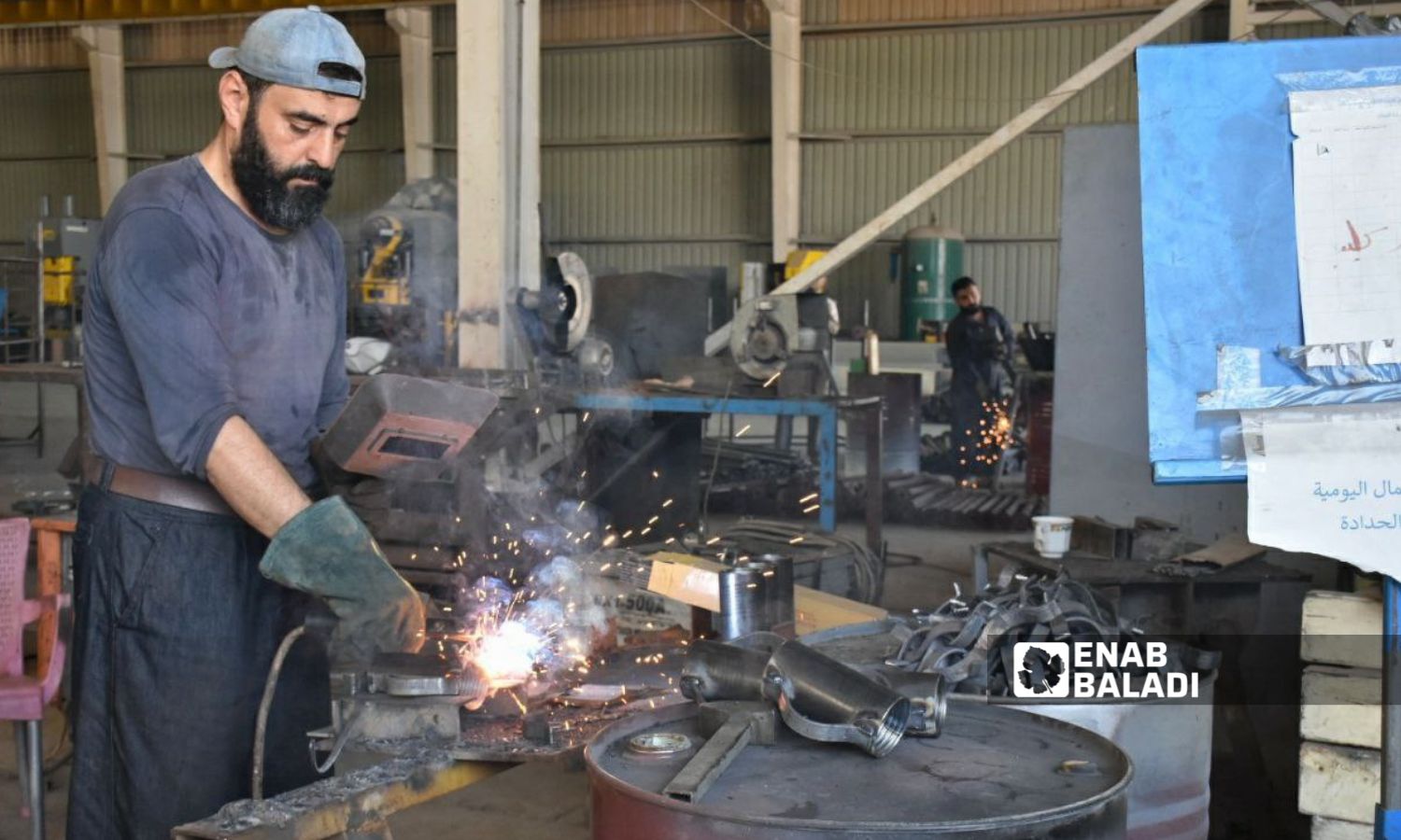 أعمال صهر للحديد داخل ورشة حدادة بمنطقة الكلاسة الصناعية بمدينة حلب- 2 تشرين الثاني 2025 ()