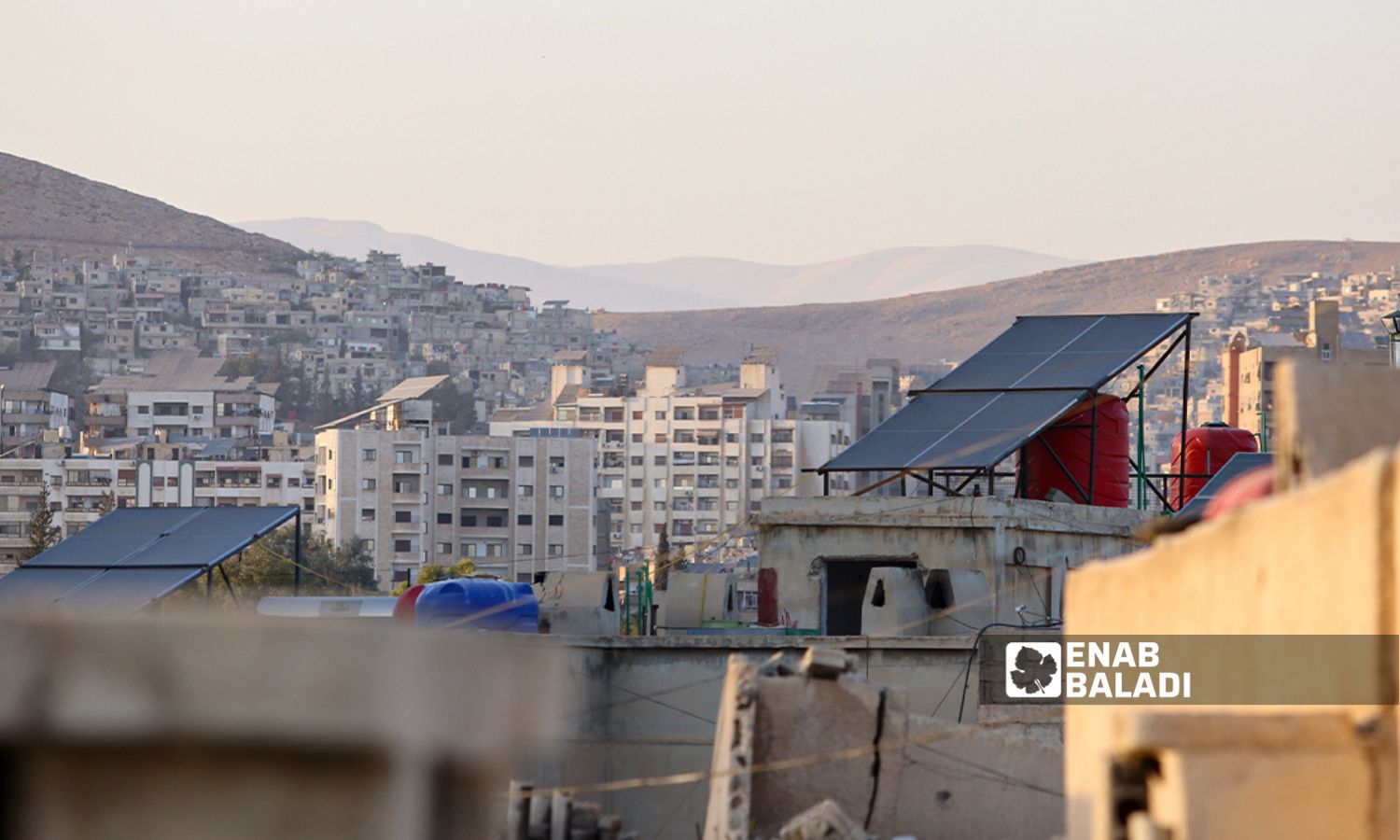 ألواح الطاقة الشمسية على أسطح أبنية في دمشق - 7 تشرين الثاني 2025 (/ نور حمزة)