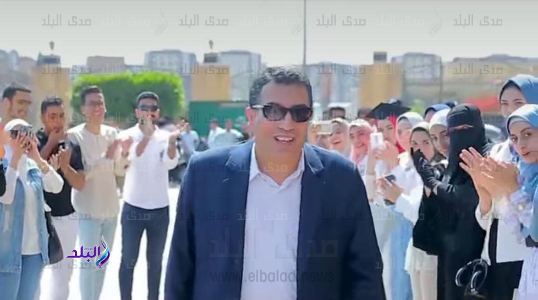 طلاب ينظمون ممراً شرفياً لأستاذ بجامعة كفر الشيخ