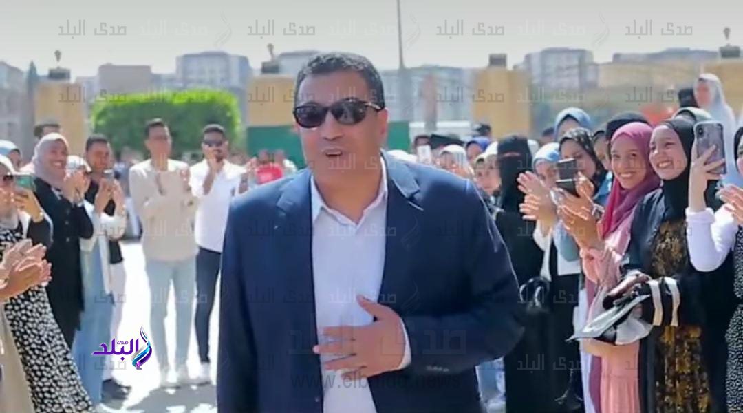 طلاب ينظمون ممراً شرفياً لأستاذ بجامعة كفر الشيخ