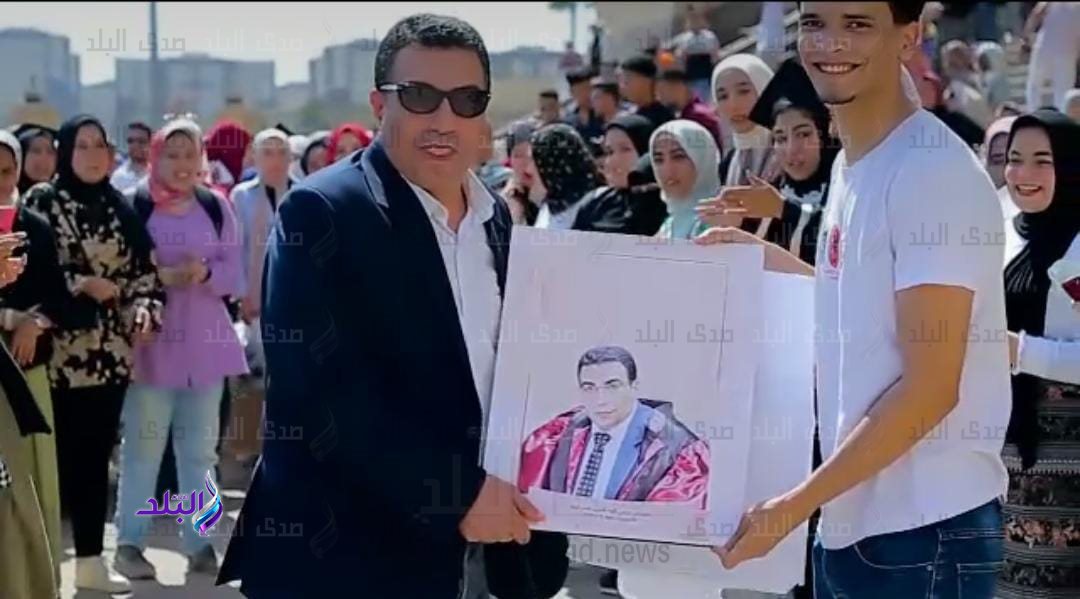 طلاب ينظمون ممراً شرفياً لأستاذ بجامعة كفر الشيخ