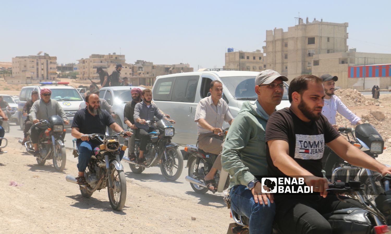 أهالي يشيعون الشرطي محمد هاشم الذي قُتل بعد اشتباك مع تجار مخدرات في مدينة الباب بريف حلب- 21 من حزيران 2023 (/ ديان جنباز)