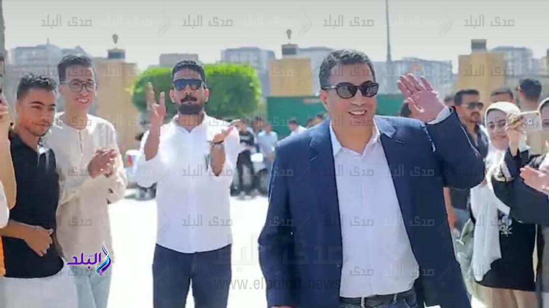 طلاب ينظمون ممراً شرفياً لأستاذ بجامعة كفر الشيخ