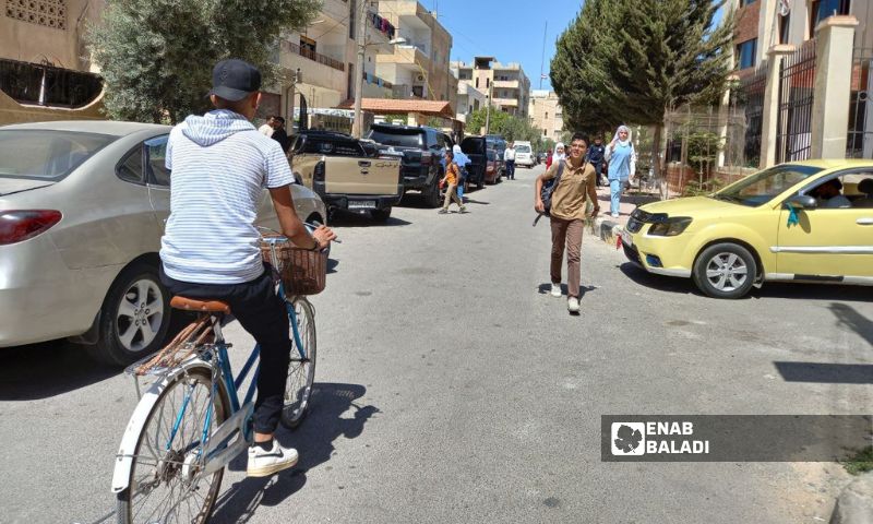 بسبب عدم التقيد باللباس المدرسي يذهب بعض الطلاب للدوام باللباس المدني وبالأخص الذكور على الدراجات الهوائية- 12 أيلول 2023 ()