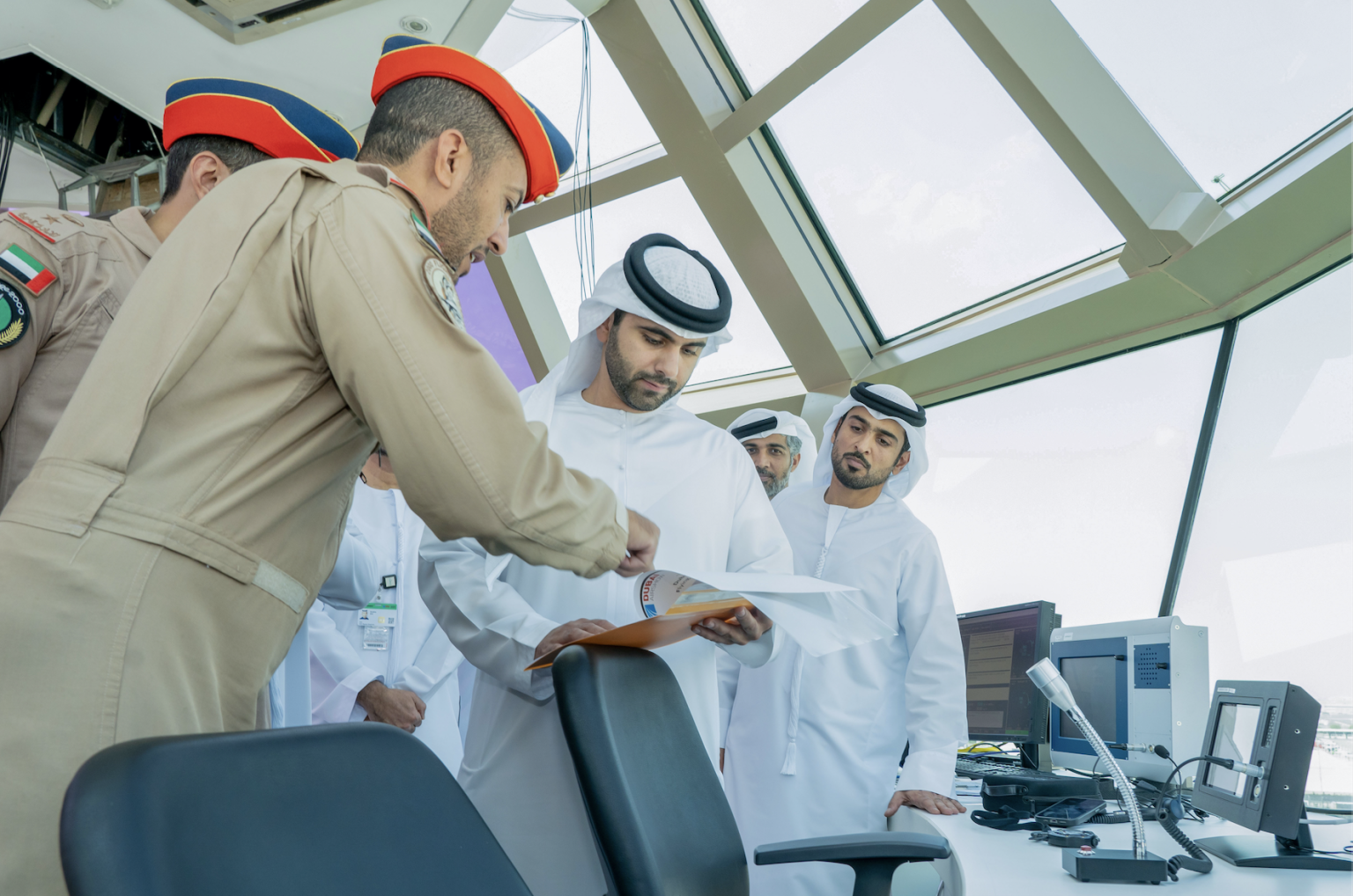 أشاد بجهود فرق العمل.. منصور بن محمد يزور مطار آل مكتوم الدولي