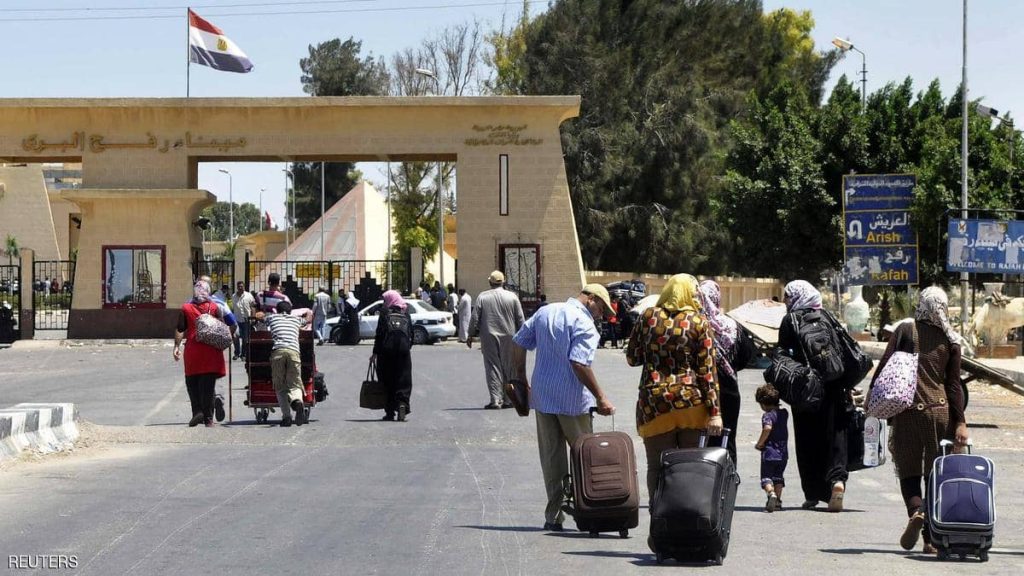 إجلاء 500 من حاملي الجنسيات الأجنبية وجرحى فلسطينيين من قطاع غزة