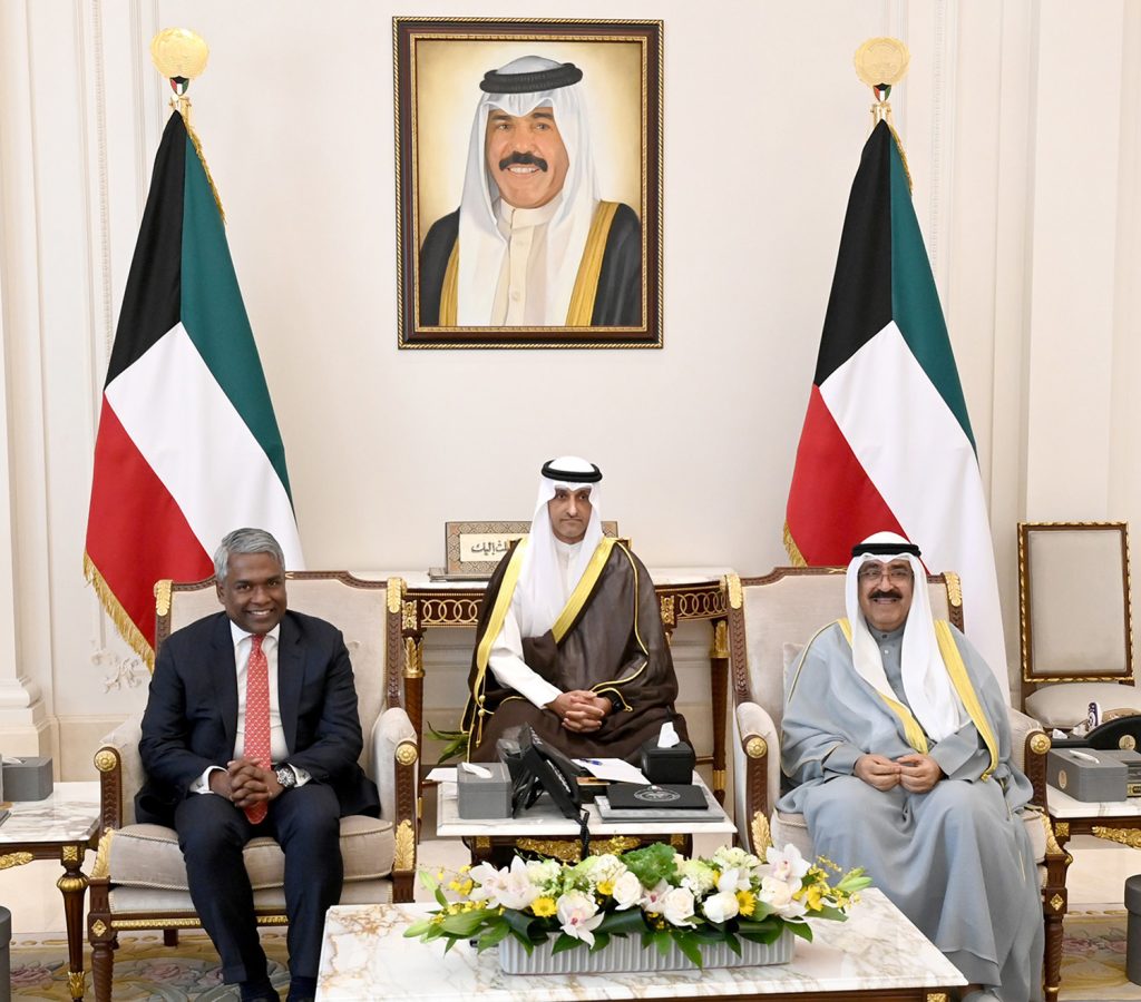 سمو ولي العهد يستقبل الرئيس التنفيذي لشركة جوجل كلاود