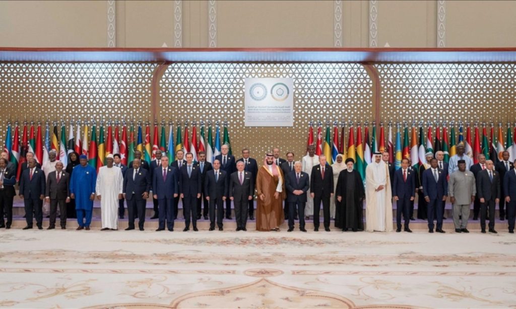 على مقربة من أردوغان.. مصافحة بين الأسد والملك الأردني