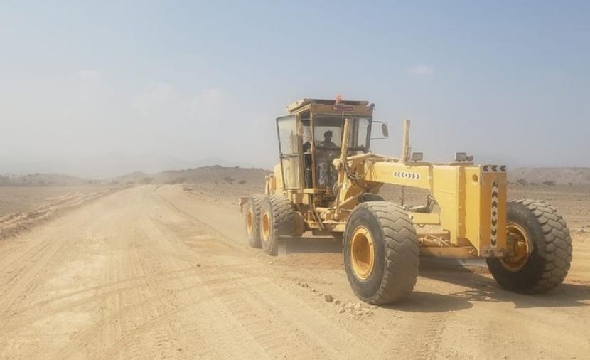 تنفيذ أعمال وصلات طرق لربط أربع قرى بولاية شناص