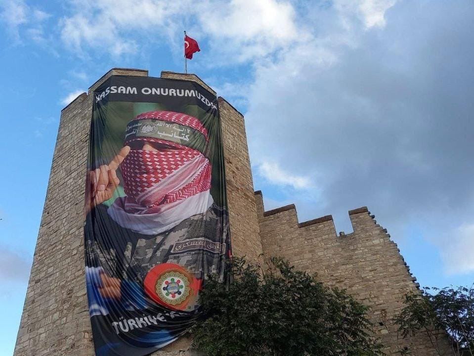 تركيا.. الفلسطيني “أبو عبـ.ـيدة” حاضر في فعاليات التضامن مع غـ.ـزة