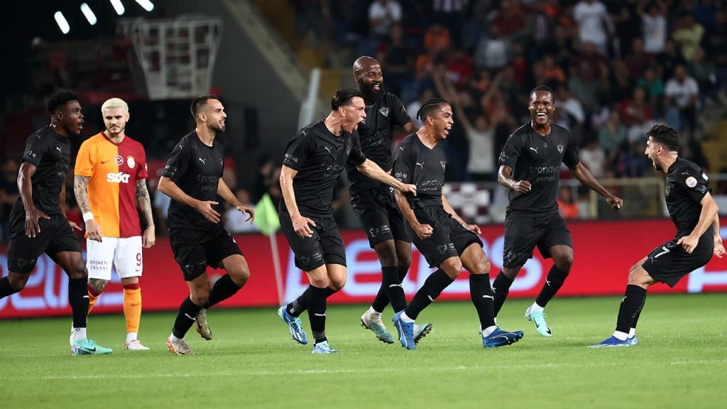 غلطة سراي يتلقى هزيمته الأولى في الدوري التركي لكرة القدم