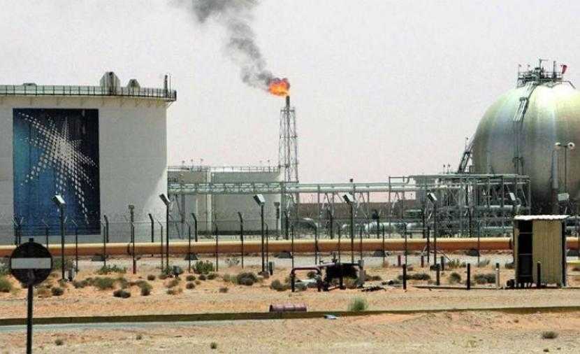 النفط يرتفع بعد التزام السعودية وروسيا بالخفض الطوعي للإنتاج