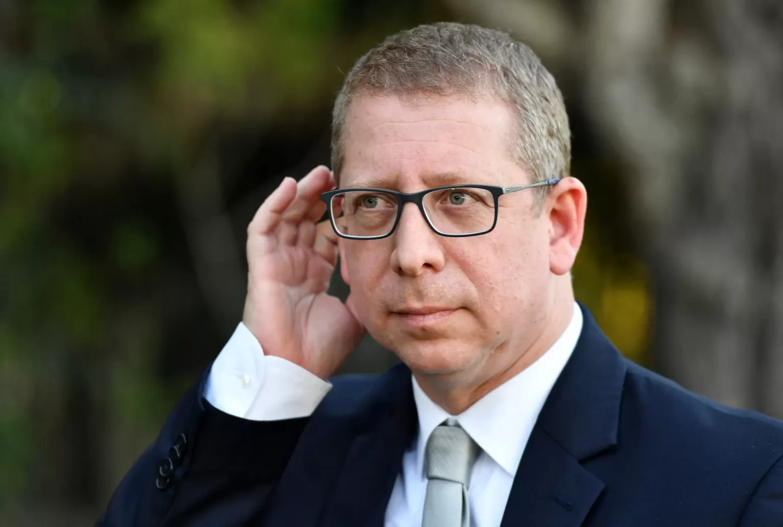 صحفي يفضح “جندلمان” بعد نشره فيديو مطاردة الكلاب لعناصر القسام في الأنفاق (شاهد) وطن