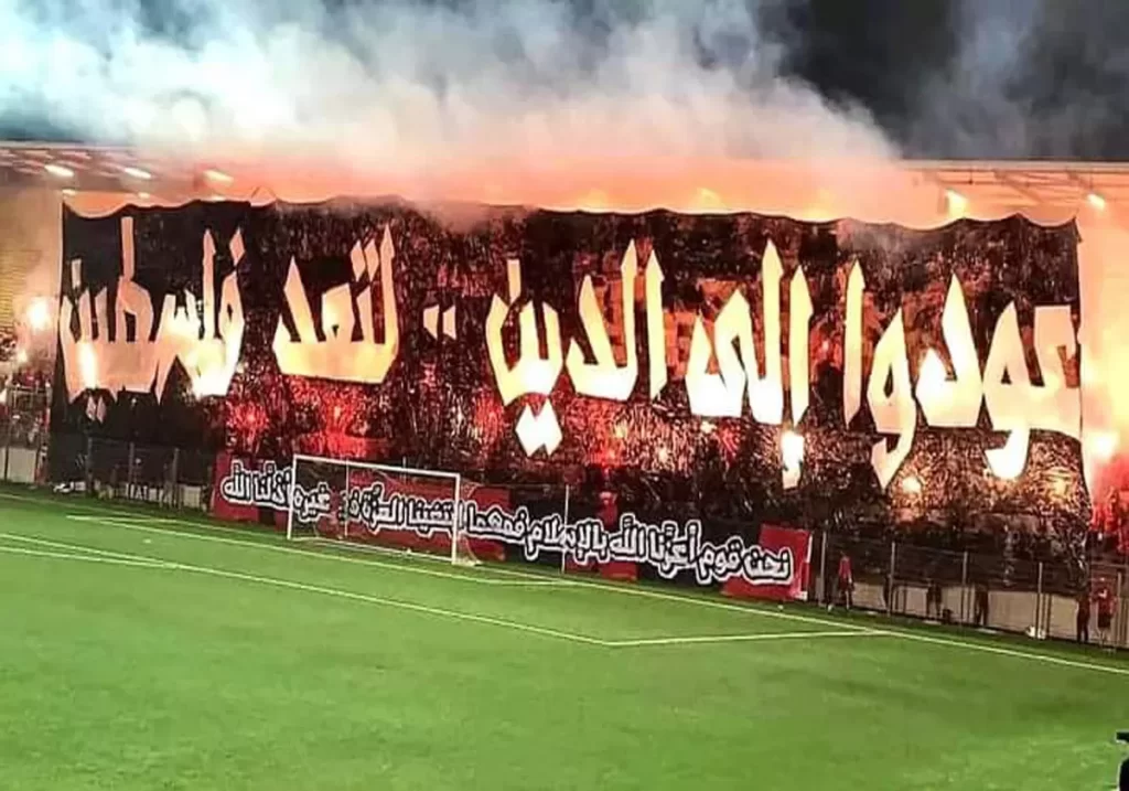 رسائل ذات معانٍ سياسية وتاريخية.. جماهير أهلي بنغازي تدعم فلسطين على طريقتها الخاصة (صور) وطن