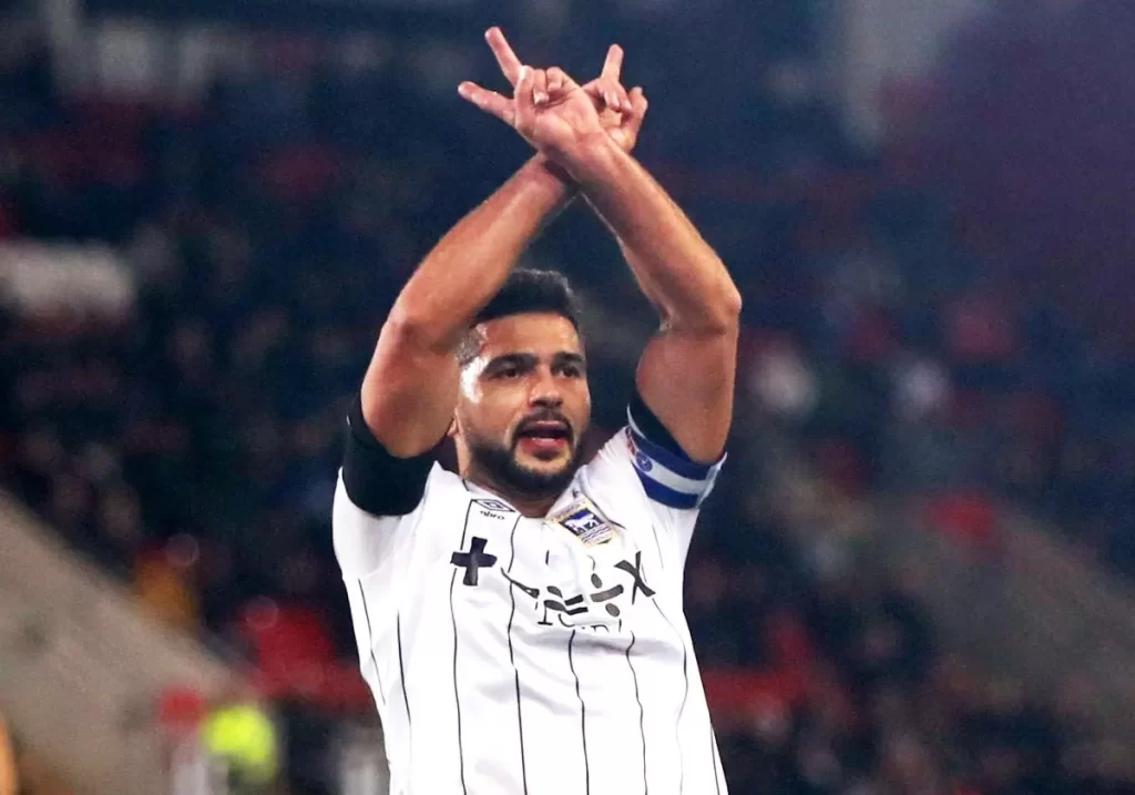 المصري سام مرسي يحتفل بهدفه في الملاعب الإنجليزية برفع إشارة النصر تضامناً مع فلسطين (شاهد) وطن