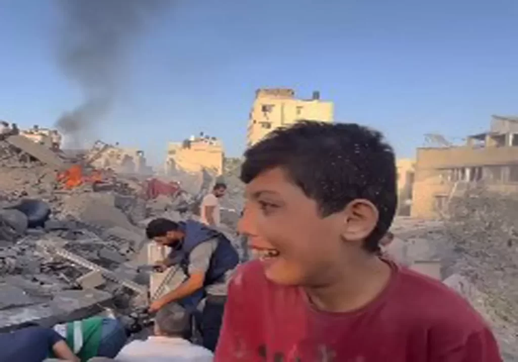 “يا ريته حلم وأمي وأبويّ عايشين” .. إخراج طفل فلسطيني من تحت ركام بيته جراء القصف بغزة (فيديو) وطن