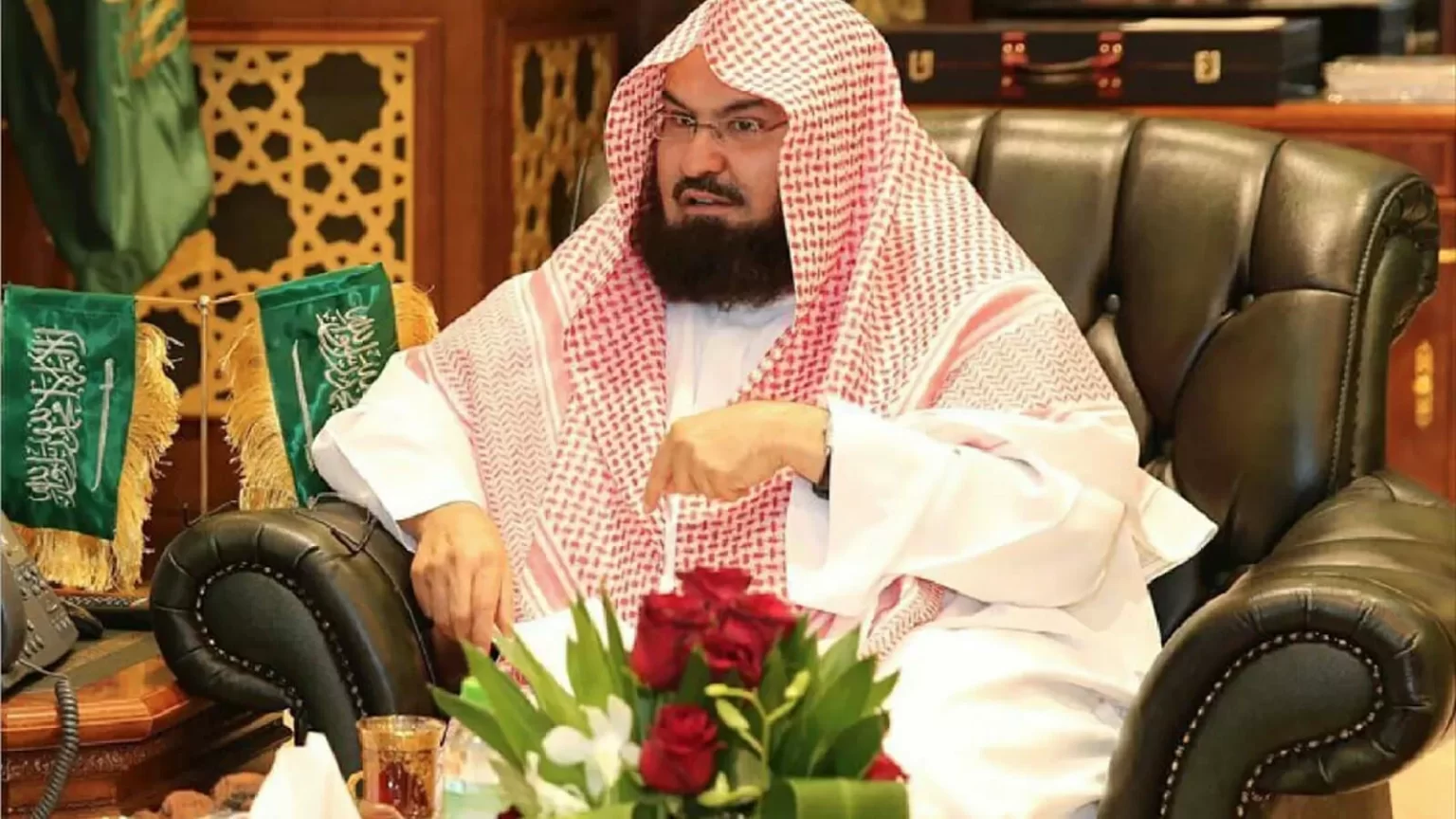 السديس يطالب المسلمين بالاكتفاء بالدعاء لغزة وطاعة ولاة الأمر المطبعين (فيديو) وطن