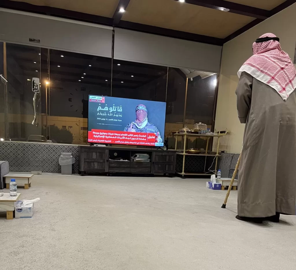 مسن كويتي ينتظر “أبو عبيدة” كل يوم ولا يستمع إليه إلا واقفاً (شاهد) وطن