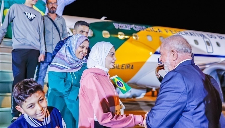 رئيس البرازيل يستقبل مواطنين عائدين من غزة