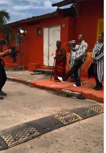 شاهد.. محمد رمضان يتعرض لموقف محرج أثناء تصوير كليب الأغنية