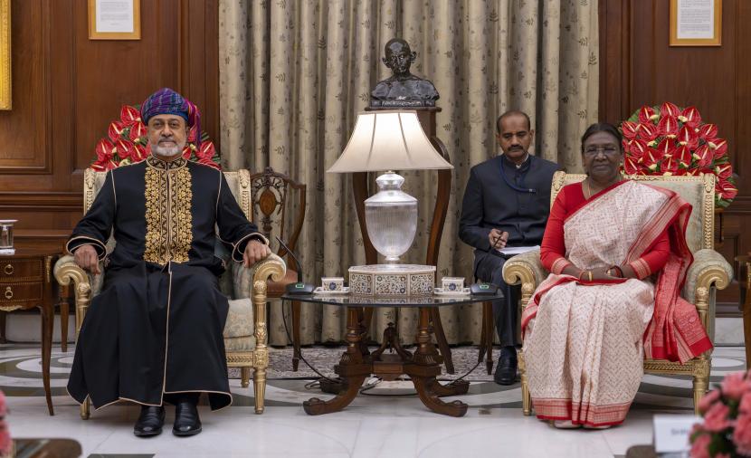 بالصور.. مأدبة عشاء لجلالة السلطان خلال لقائه رئيسة الهند