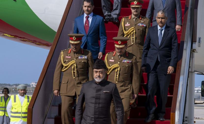 بالصور.. جلالة السلطان يعود إلى أرض الوطن