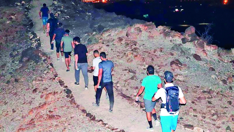 إنقاذ 14 شخصاً علقوا في وادٍ بالفجيرة