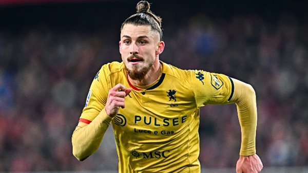 تقارير.. صراع ثلاثي إنجليزى أمام منافس إيطالى على ضم مدافع جنوى