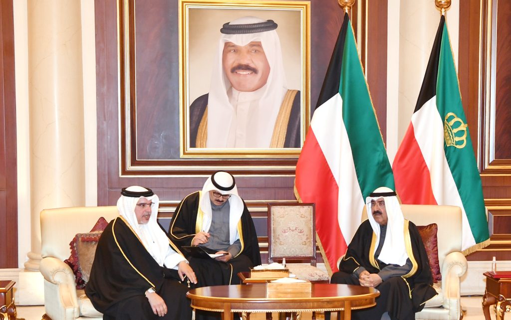 سمو أمير البلاد يستقبل ولي عهد البحرين للتعزية بوفاة أمير البلاد الراحل