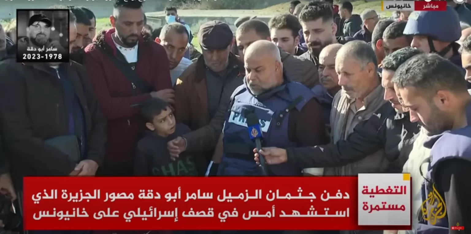 كلمات مبكية ودعاء مؤثر من وائل الدحدوح أمام قبر زميله الشهيد سامر أبو دقة (شاهد) وطن