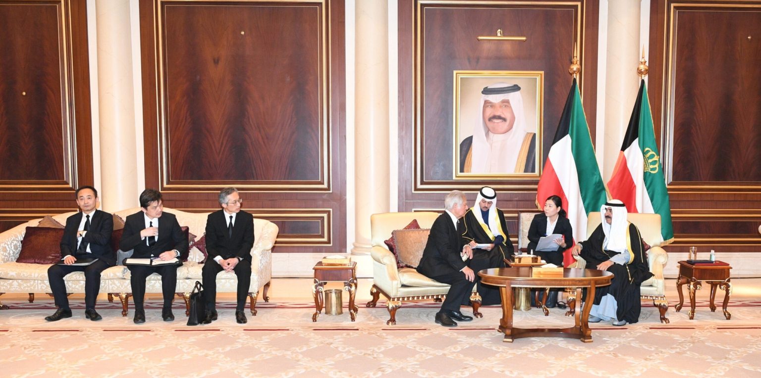 سمو أمير البلاد يستقبل المبعوث الخاص لرئيس وزراء اليابان للتعزية بوفاة أمير البلاد الراحل