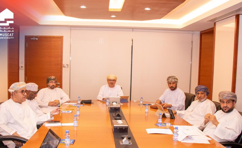 مناقشة الاستراتيجية الخمسية بجامعة مسقط لتعزيز تجربة الطالب