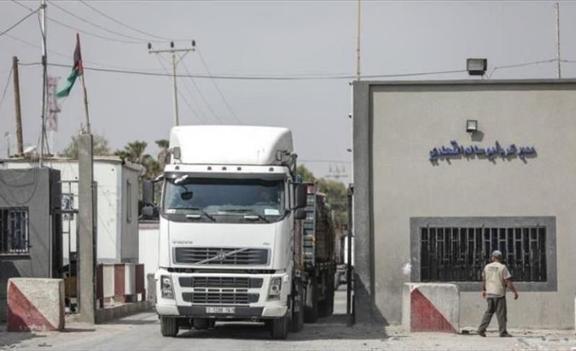 لأول مرة منذ اندلاع الحرب.. دخول مساعدات لغزة عبر معبر كرم أبو سالم
