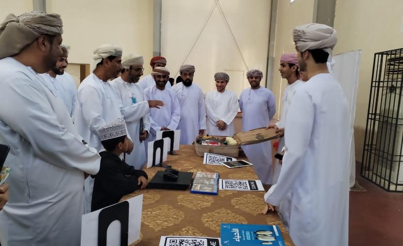 استعراض المشاريع الطلابية في معرض لتوظيف الذكاء الاصطناعي بالبريمي