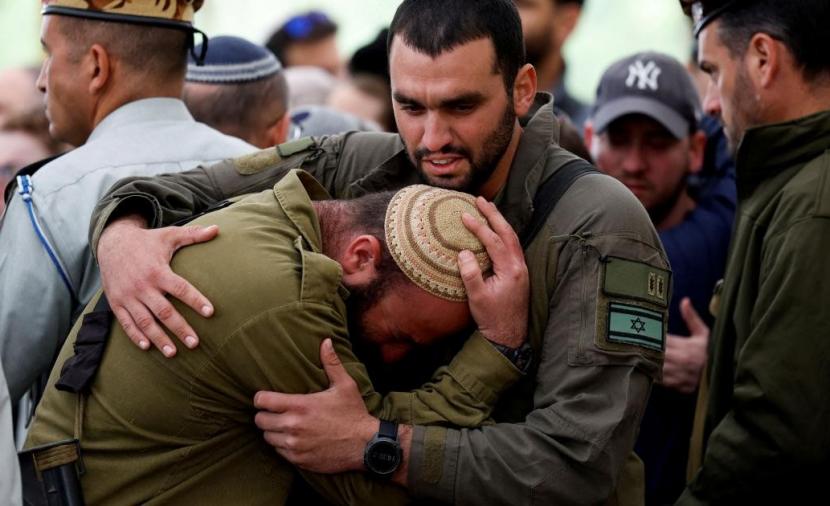 إسرائيل تعلن مقتل ضابط وجندي وإصابة آخرين في غزة