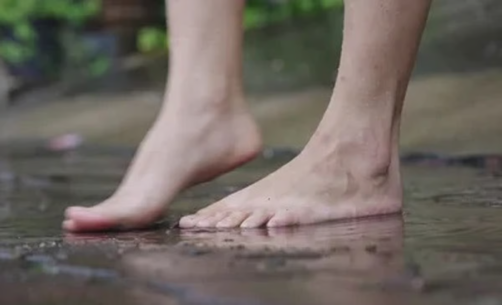 أطباء: الأقدام المبللة من أسباب مشاكل القلب