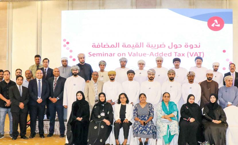 بنك مسقط وجهاز الضرائب يواصلان التعريف بـ”ضريبة القيمة المضافة”