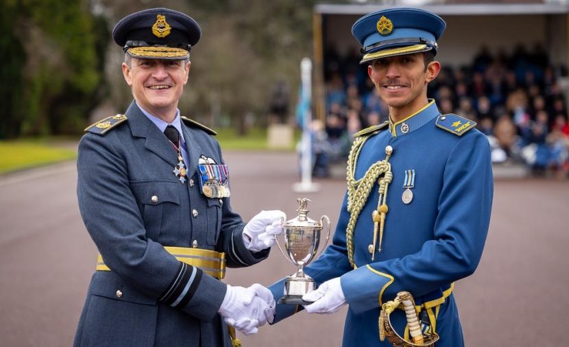 ضابط عُماني يحصد جائزة أفضل ضابط دولي بالمملكة المتحدة