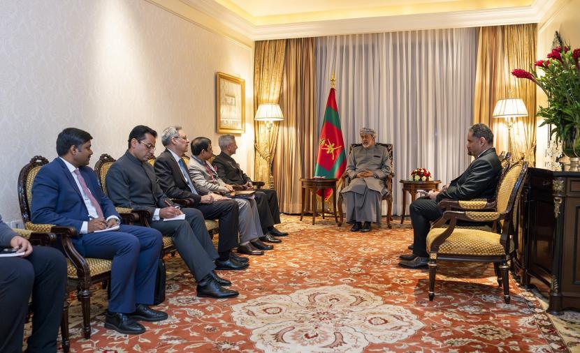 بالصور.. جلالة السلطان يبحث مع وزير الشؤون الخارجية الهندي تعزيز العلاقات الثنائية الوثيقة