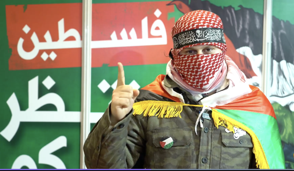 إسطنبول.. شاب سوري يروّج للقضية الفلسطينية عبر تجسيد “أبو عبيدة”