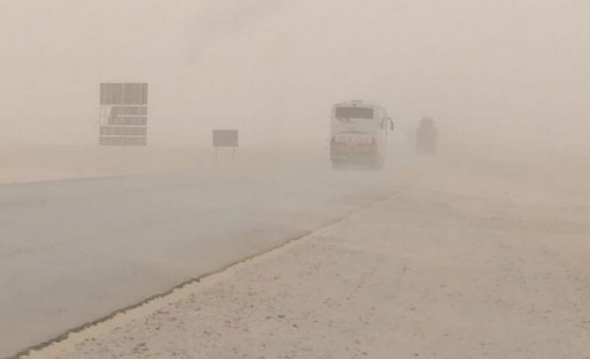 تصاعد الغبار والأتربة على بعض المناطق بالسلطنة