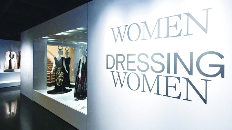 «نساء يلبسن نساء».. لمحة عن فن الملابس النسائية في القرن الـ 20