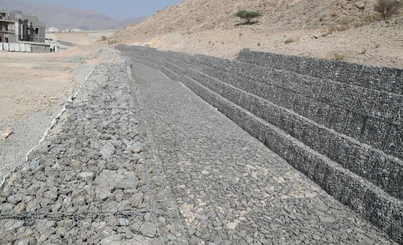 “بلدية مسقط” تستكمل أعمال مشروع قناة تصريف المحج بالعامرات