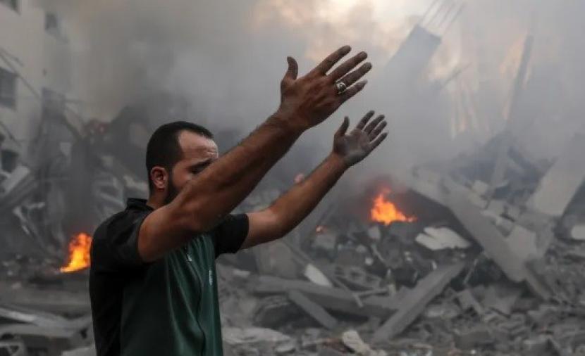 إسرائيل تواصل قصف غزة بالدبابات والصواريخ وتتجاهل الدعوات الدولية بحماية المدنيين