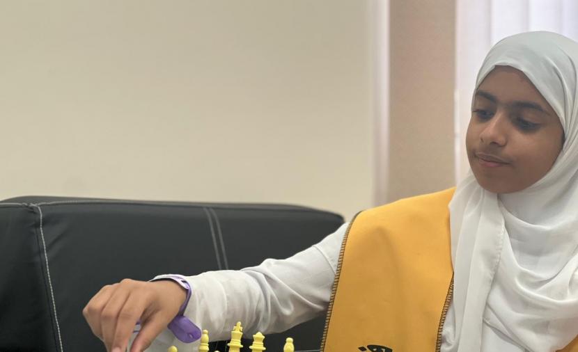الطالبة موزة المعمرية.. موهبة عمانية في كتابة القصص والشطرنج