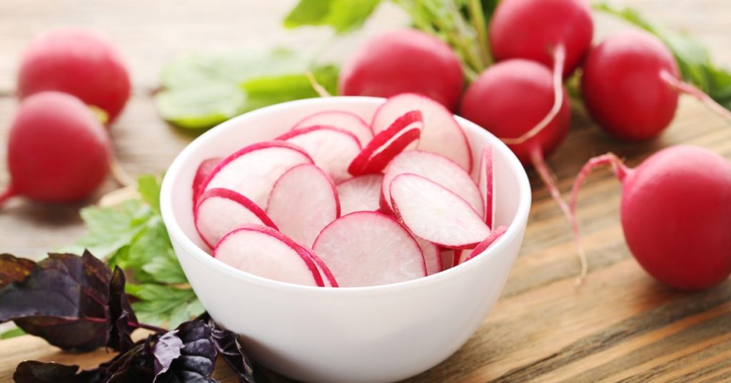 هذا ما يحدث للجسم عند تناول الفجل الأحمر يومياً!