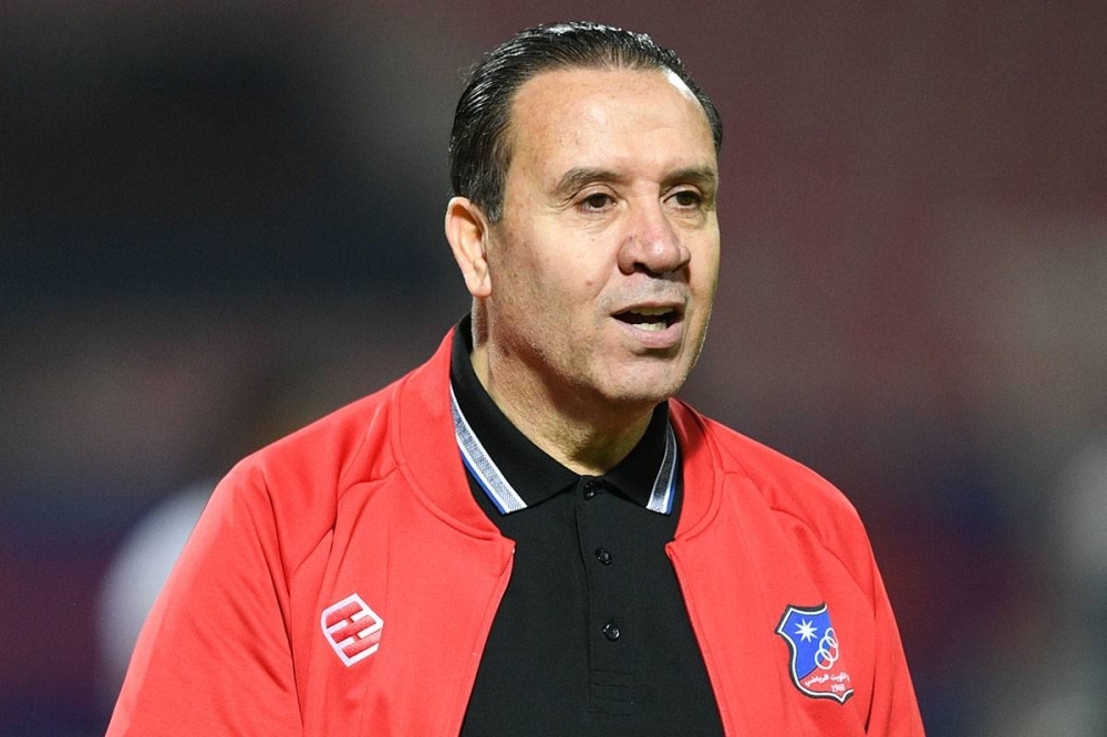 نادي الكويت لكرة القدم يفاوض التونسي “نبيل معلول” لإنقاذ الموسم